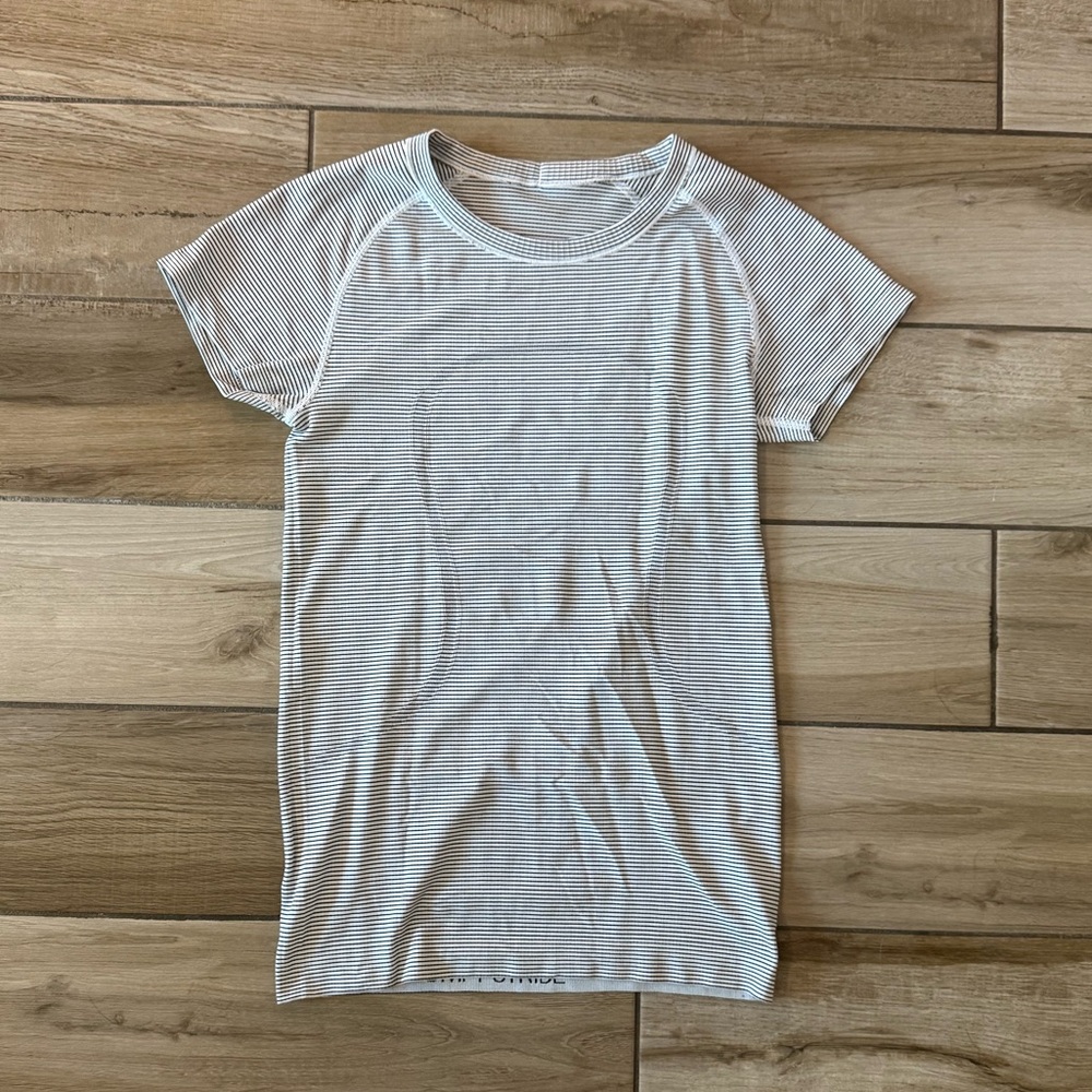 Lululemon Swiftly Tech Short‑Sleeve Shirt 2.0 – Size 6, Striped